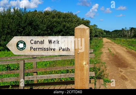 Un sentier et un Fingerpost indiquant Canal Walk sur Permissive Path par North Walsham et Dilham Canal disused à North Walsham, Norfolk, Angleterre, Royaume-Uni. Banque D'Images