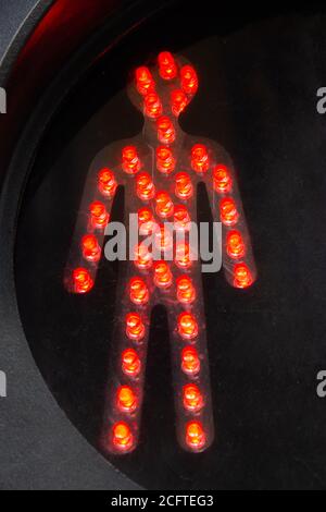Passage piéton au feu rouge signifiant « pas de passage », France Banque D'Images