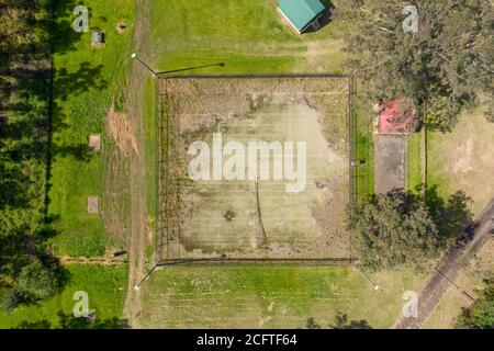 Une vue aérienne d'un ancien court de tennis inutilisé dans dans un parc public d'un petit canton régional Banque D'Images