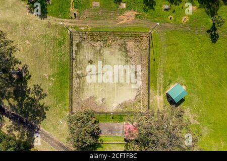 Une vue aérienne d'un ancien court de tennis inutilisé dans dans un parc public d'un petit canton régional Banque D'Images