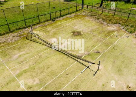 Une vue aérienne d'un ancien court de tennis inutilisé dans dans un parc public d'un petit canton régional Banque D'Images