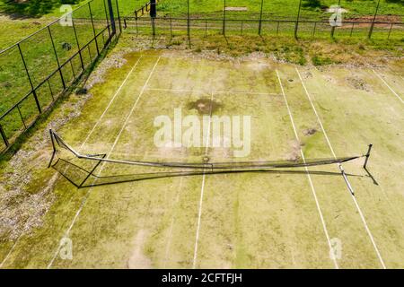 Une vue aérienne d'un ancien court de tennis inutilisé dans dans un parc public d'un petit canton régional Banque D'Images