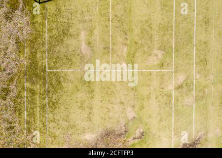 Une vue aérienne d'un ancien court de tennis inutilisé dans dans un parc public d'un petit canton régional Banque D'Images