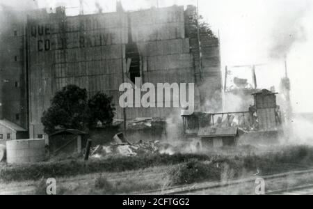 Kingaroy, Queensland, Australie, 1951 : un incendie détruit un hangar de stockage à l'usine de la coopérative Queensland Peanut Growers à Kingaroy, Queensland, Australie. De la collection de la famille McKechnie. Banque D'Images