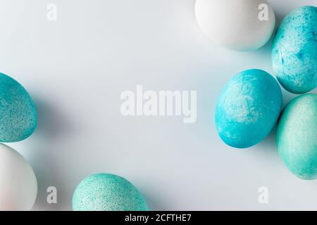 Cadre d'œufs de pâques bleus sur fond clair. Cadre minimaliste d'oeufs de pâques en bleu sur fond blanc. Place pour votre texte. Banque D'Images