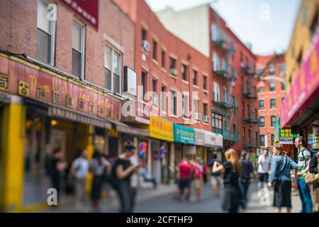 De nombreux magasins et restaurants ouvrent sur Doyers Street dans China Town New York. Banque D'Images