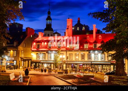 Rue Sainte Anne et le célèbre Bistro 1640 avec son toit rouge la nuit, Québec Banque D'Images