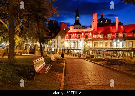 Rue Sainte Anne et le célèbre Bistro 1640 avec son toit rouge la nuit, Québec Banque D'Images