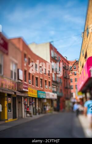 De nombreux magasins et restaurants ouvrent sur Doyers Street dans China Town New York. Banque D'Images