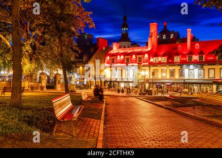 Rue Sainte Anne et le célèbre Bistro 1640 avec son toit rouge la nuit, Québec Banque D'Images