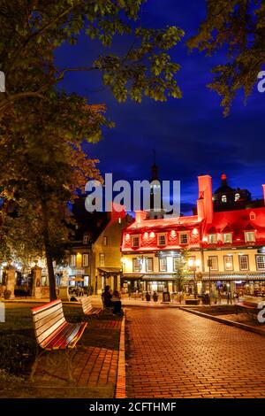 Rue Sainte Anne et le célèbre Bistro 1640 avec son toit rouge la nuit, Québec Banque D'Images