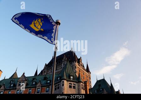 Le Château Frontenac à Québec avec les drapeaux de la ville de Québec Banque D'Images