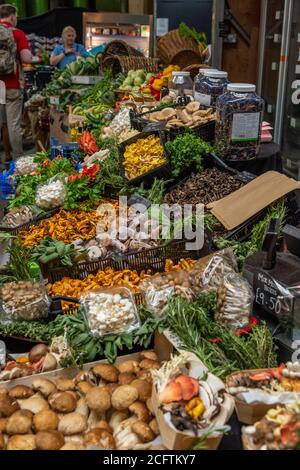 une grande variété de fruits et légumes frais exposés sur un grand marché. Banque D'Images