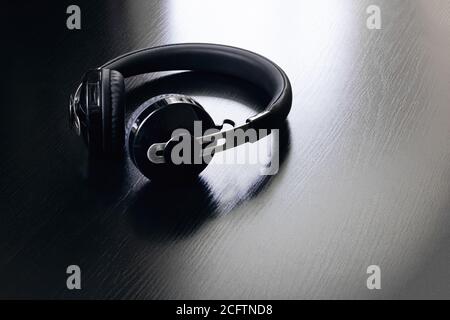 Casque sur une table en bois Banque D'Images