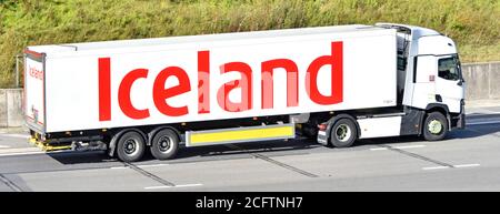 Vue latérale de l'entreprise Iceland Frozen Foods & Grocery livraison de la chaîne d'approvisionnement alimentaire camion hgv et grande marque Bande-annonce de l'autoroute britannique Banque D'Images