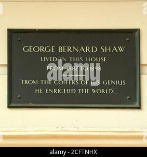 Plaque d'information historique sur un bâtiment Robert Adams à Fitzroy Square enregistrement occupé par George Bernard Shaw 1887 à 1898 Londres Angleterre Royaume-Uni Banque D'Images