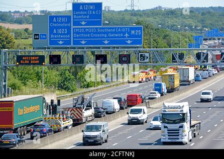 M25 file d'attente d'autoroute trafic gros plan électronique technologie numérique route Panneau incendie moteur secours circulation accident voies fermées Brentwood Banque D'Images