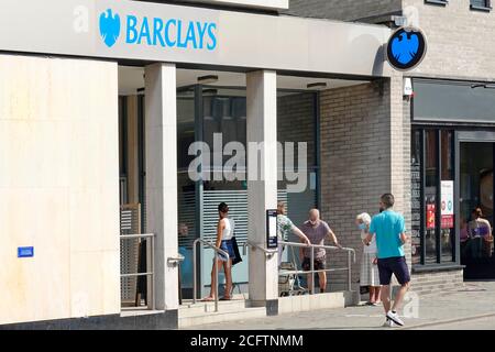 Covid 19 masque porté par Barclays Bank extérieur social Distancer les clients en file d'attente pour entrer dans la pandémie de coronavirus de la succursale de Brentwood Essex Angleterre Royaume-Uni Banque D'Images