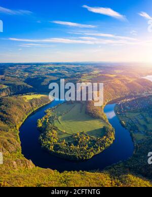 Vue sur le méandre en forme de fer à cheval de la rivière Vltava depuis le point de vue de Solenice, République tchèque. Zduchovice, Solenice, joyau caché parmi les destinations de voyage, clos Banque D'Images