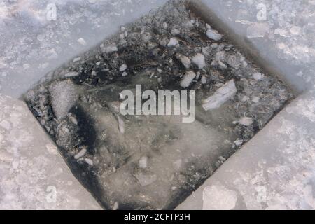 Petit trou dans la rivière gelée Banque D'Images