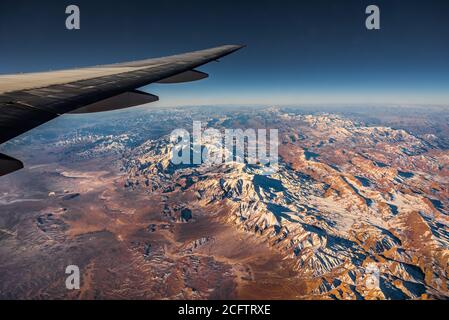 Vue aérienne d'un avion. Voler au-dessus de belle Terre au lever du soleil. Banque D'Images