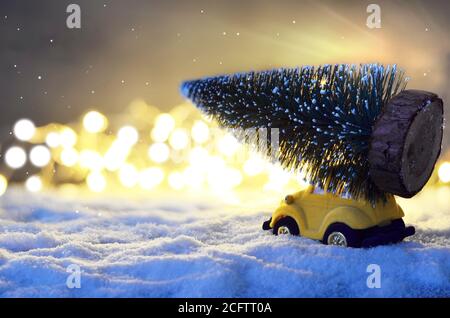 Arbre de Noël sur petite voiture. Célébration de Noël concept. Banque D'Images