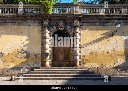 Une vieille porte dans la ville de Lucca, Toscane, Italie. Banque D'Images