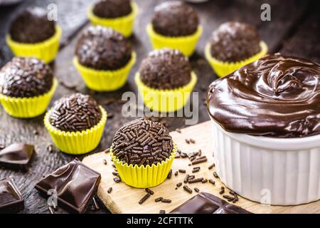 Bonbon de truffe au chocolat brésilien brigadeiro sur une table en bois. Doux typique des fêtes d'enfants Banque D'Images