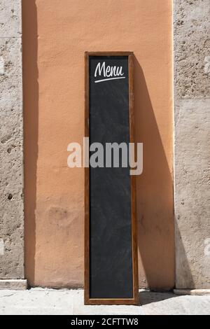 Menu vide board stand et outdoor cafe Banque D'Images