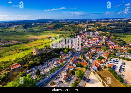 Vue aérienne de la ville historique fortifiée d'Obidos au coucher du soleil, près de Lisbonne, Portugal. Photo aérienne de la ville médiévale d'Obidos, Portugal. Vue aérienne de medi Banque D'Images