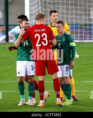 Steven Davis (à droite) et Stuart Dallas, d'Irlande du Nord, félicitent Erling Braut Haaland (au centre) de Norvège à la fin du match de la Ligue des Nations de l'UEFA du Groupe 1, Ligue B, à Windsor Park, Belfast. Banque D'Images