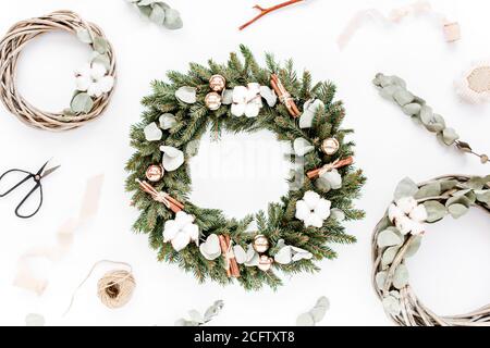 Cadre de couronne et couronne de branche de vigne et d'eucalyptus sur fond blanc. Décoration de vacances avec vue sur le dessus. Composition de Noël. Banque D'Images