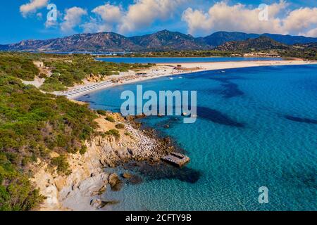 Vue panoramique sur la plage de sable, les yachts et la mer avec l'eau d'azur, à Villasimius, l'île de Sardaigne (Sardaigne), Italie. Vacances, les meilleures plages de Sardi Banque D'Images