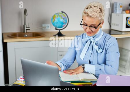 blonde blanche jeune enseignante enseignant d'école utilisant la webcam à la maison, concept d'enseignement virtuel, donnant la leçon en ligne de classe à distance par zoom conférence téléphonique Banque D'Images