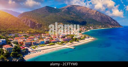 Vue aérienne de la ville de Poros, île de Kefalonia en Grèce. Poros ville au milieu de la journée. Céphalonie ou île de Kefalonia, Mer Ionienne, Grèce. Poros v Banque D'Images