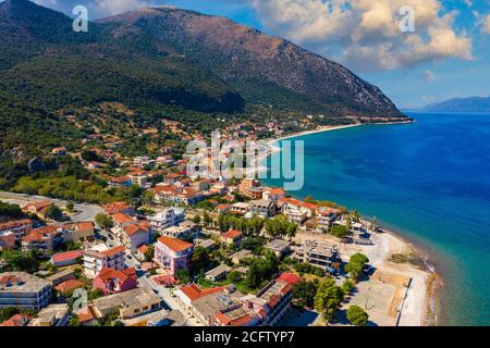 Vue aérienne de la ville de Poros, île de Kefalonia en Grèce. Poros ville au milieu de la journée. Céphalonie ou île de Kefalonia, Mer Ionienne, Grèce. Poros v Banque D'Images