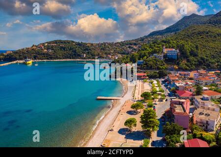 Vue aérienne de la ville de Poros, île de Kefalonia en Grèce. Poros ville au milieu de la journée. Céphalonie ou île de Kefalonia, Mer Ionienne, Grèce. Poros v Banque D'Images