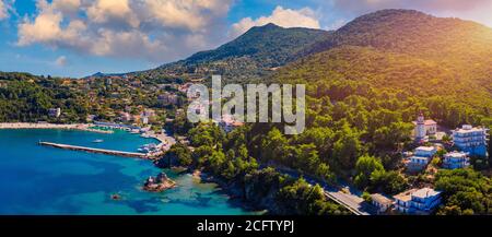 Vue aérienne de la ville de Poros, île de Kefalonia en Grèce. Poros ville au milieu de la journée. Céphalonie ou île de Kefalonia, Mer Ionienne, Grèce. Poros v Banque D'Images