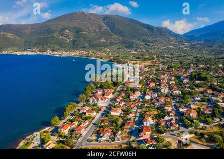 Vue aérienne de la ville de Karavomylos, célèbre pour la grotte du lac Melissani, Kefalonia, Grèce. Banque D'Images