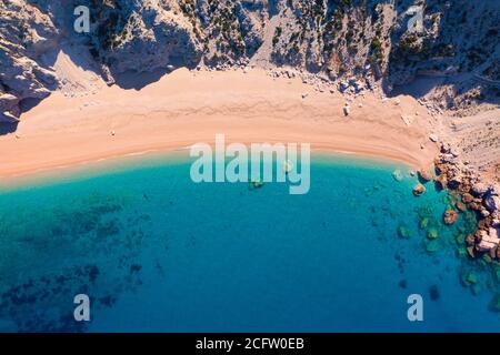 Célèbre plage de Platia Ammos dans l'île de Céphalonie (Kefalonia), Grèce. Vue aérienne de la plage de Platia Ammos , une des célèbres plages de l'île de Kefalonia au GRE Banque D'Images