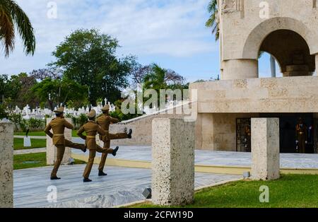 SANTIAGO DE CUBA, CUBA - VERS JANVIER 2020 : changement de garde au mausolée José Marti au cimetière Santa Ifigenia à Santiago de Cuba. C'est le cas Banque D'Images