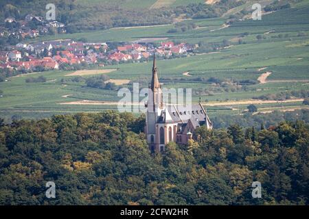 vue sur la chapelle saint-rochus depuis le train de randonnée jusqu'à la statue de niederwald à ruedesheim, vallée du rhin, allemagne Banque D'Images