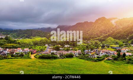 Vue sur le village de Furnas dans l'île de São Miguel, Açores, Portugal. Vue sur Furnas un célèbre village pour les sources thermales géothermiques dans l'île de São Miguel Açores P. Banque D'Images