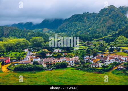 Vue sur le village de Furnas dans l'île de São Miguel, Açores, Portugal. Vue sur Furnas un célèbre village pour les sources thermales géothermiques dans l'île de São Miguel Açores P. Banque D'Images