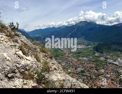 Vue panoramique sur Riva del garda depuis le sommet de la montagne cima d'oro et le lac de garda dans le nord de l'italie Banque D'Images