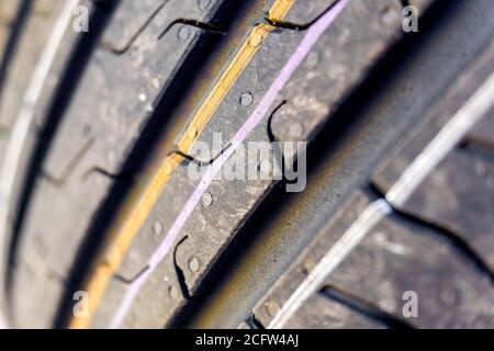 Détail des rainures d'un pneu de voiture neuf. Banque D'Images