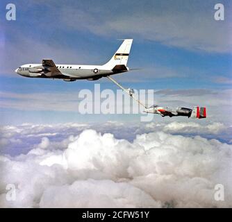 1978 - Un avion vue du côté gauche d'un A-10 Thunderbolt II être ravitaillé par un KC-135 Stratotanker un avion. L'Advanced Aerial Refueling Boom est fixé entre les deux avions. Banque D'Images