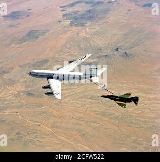 1978 - Un avion vue du côté gauche d'un F-4 Phantom II être ravitaillé par un KC-135 Stratotanker un avion. L'advanced aerial refueling boom est fixé entre les deux avions. Banque D'Images