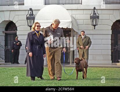 Photographie du Président William Jefferson Clinton et la première dame Hillary Rodham Clinton avec Buddy le chien en route vers Marine One Banque D'Images