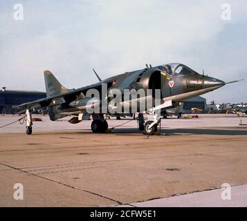 1978 - Une vue avant droite d'un escadron d'attaque maritime (Formation) 542 (TMAV-542) TAV-8A Harrier avions stationnés sur l'aire de trafic. Banque D'Images